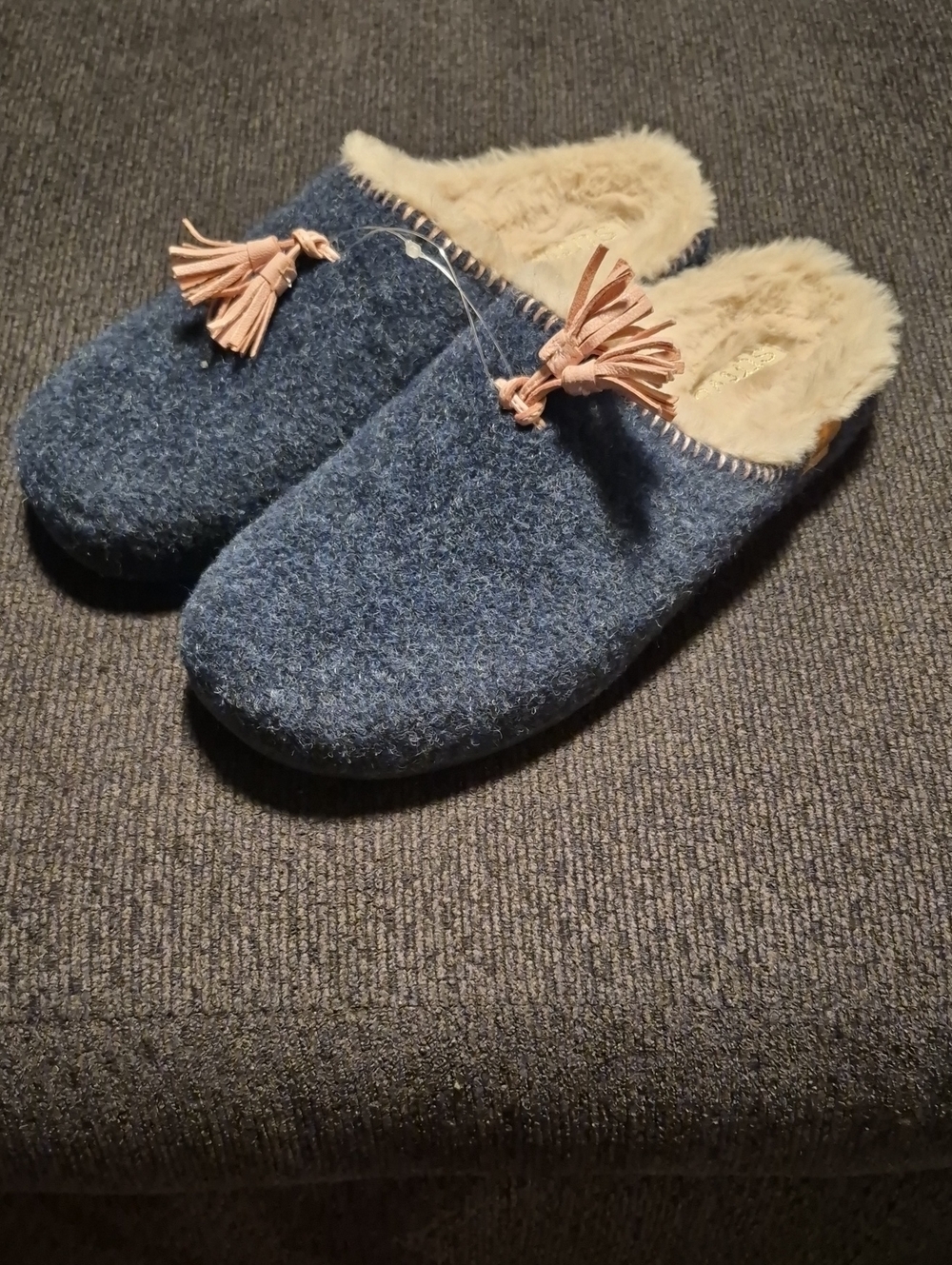 Plush Blue Slip-On Women's Slippers with Tassel Accent